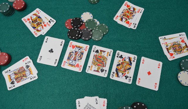 Онлайн покер с платными ставками: как правильно выбрать надежный рум?
